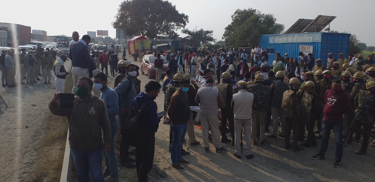 बहरोड़ में धरने पर बैठे किसान, Farmers sitting on strike in Behror