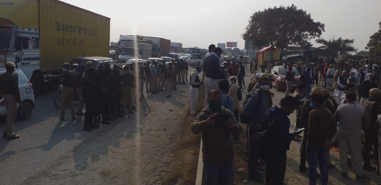 बहरोड़ में धरने पर बैठे किसान, Farmers sitting on strike in Behror