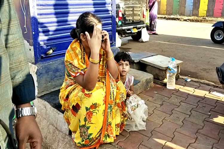 ಬಸ್ ನಿಲ್ದಾಣದಲ್ಲಿ ಕಣ್ಣೀರಿಟ್ಟ ಮಹಿಳೆ