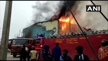 Fire breaks out at a factory in Neemrana, Alwar district. Several fire tenders present at the spot, fire fighting operations underway.