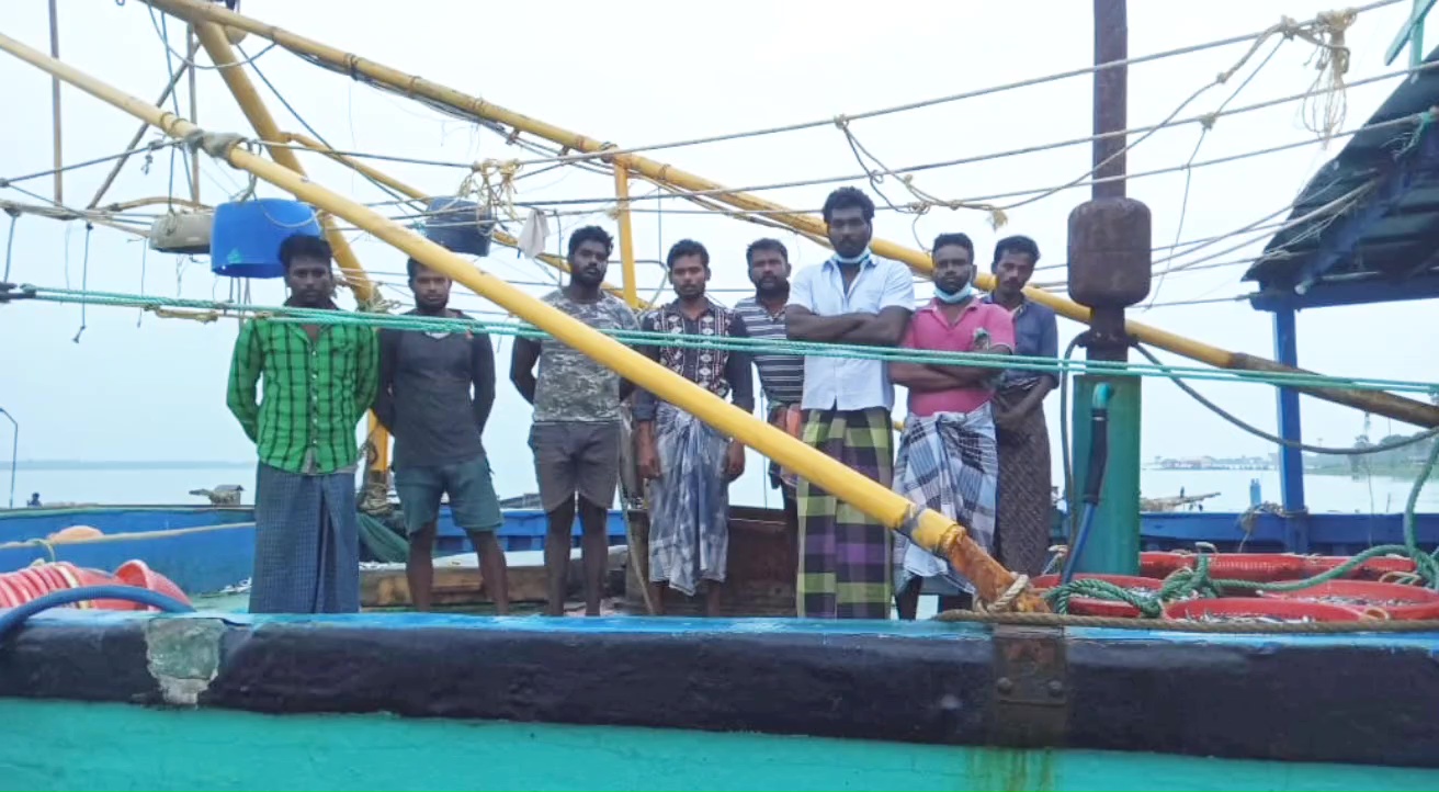 More than 20 Tamil Nadu fishermen held by Sri Lankan Navy