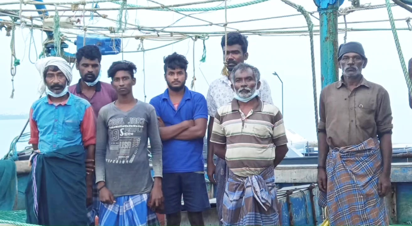 More than 20 Tamil Nadu fishermen held by Sri Lankan Navy