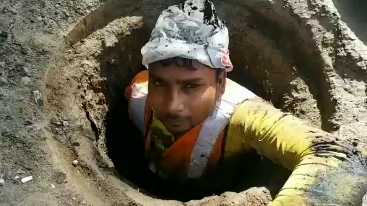 jaipur manual scavenging, workers without safety equipment clean sewer, jaipur latest hindi news