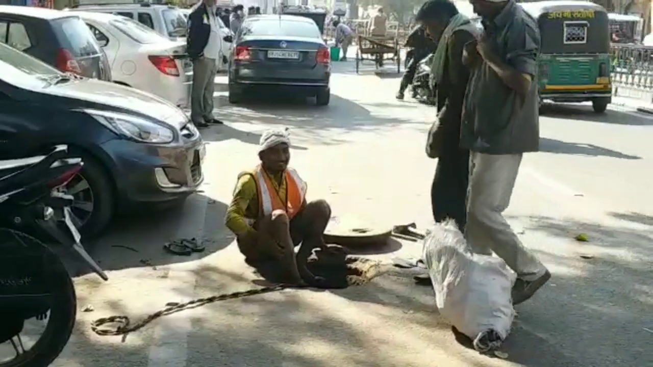 jaipur manual scavenging, workers without safety equipment clean sewer, jaipur latest hindi news