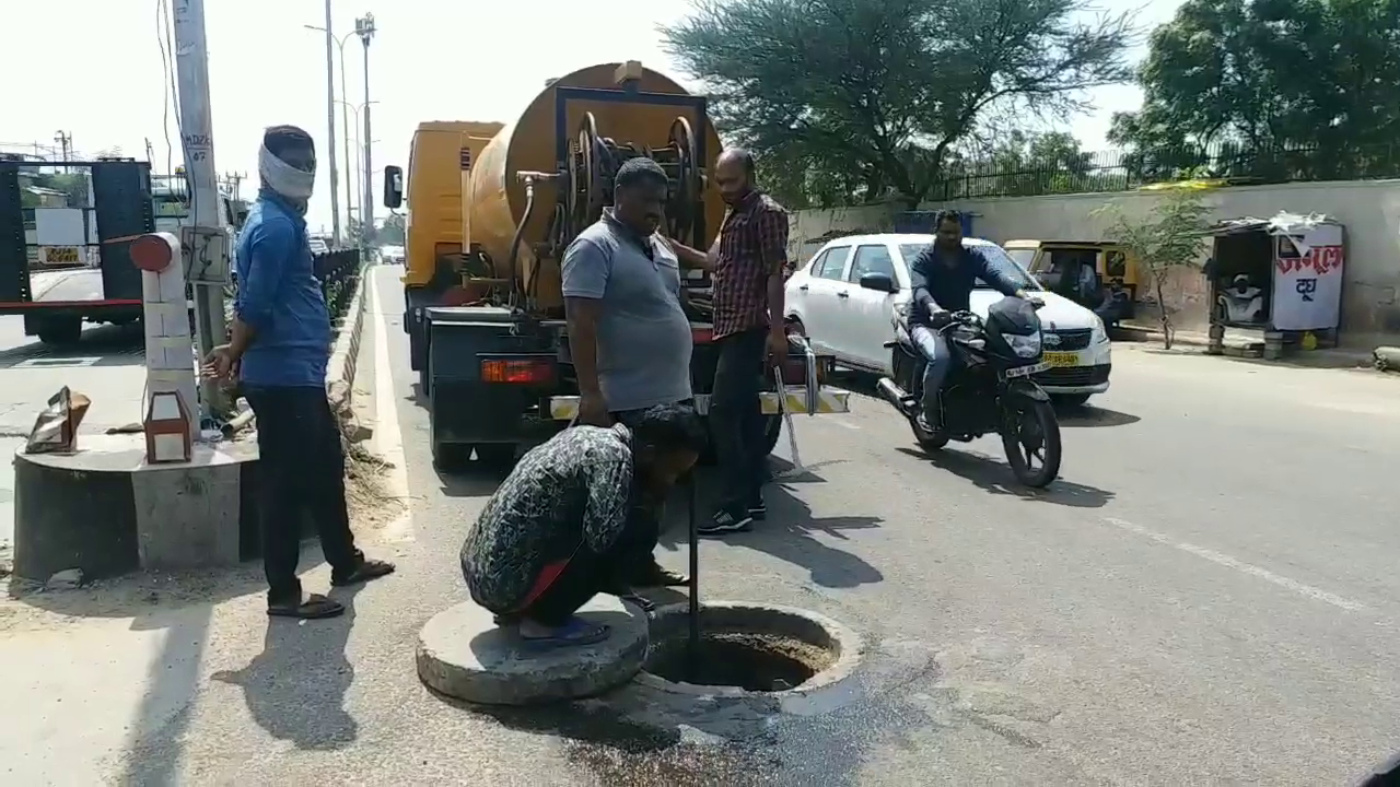 jaipur manual scavenging, workers without safety equipment clean sewer, jaipur latest hindi news