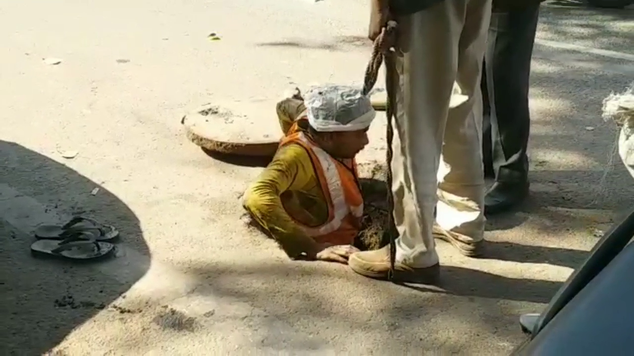 jaipur manual scavenging, workers without safety equipment clean sewer, jaipur latest hindi news