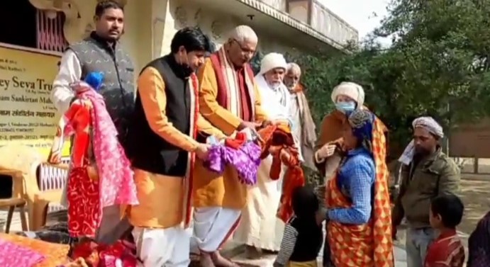 श्री राधे सेवा ट्रस्ट ने वितरित किया कंबल.