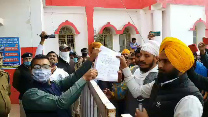 Farmers submitted memorandum