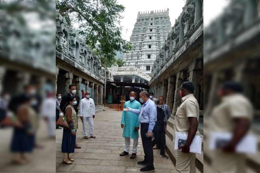 Sanjay Kundu visits Tirupati temple