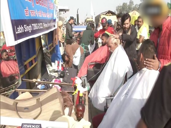 Saloon protesting farmers Farmers Protest Singhu border protest കര്‍ഷക സമരത്തിന് പിന്തുണ വാര്‍ത്ത ഡല്‍ഹി സമരം വാര്‍ത്ത support for farmers strike news delhi strike news