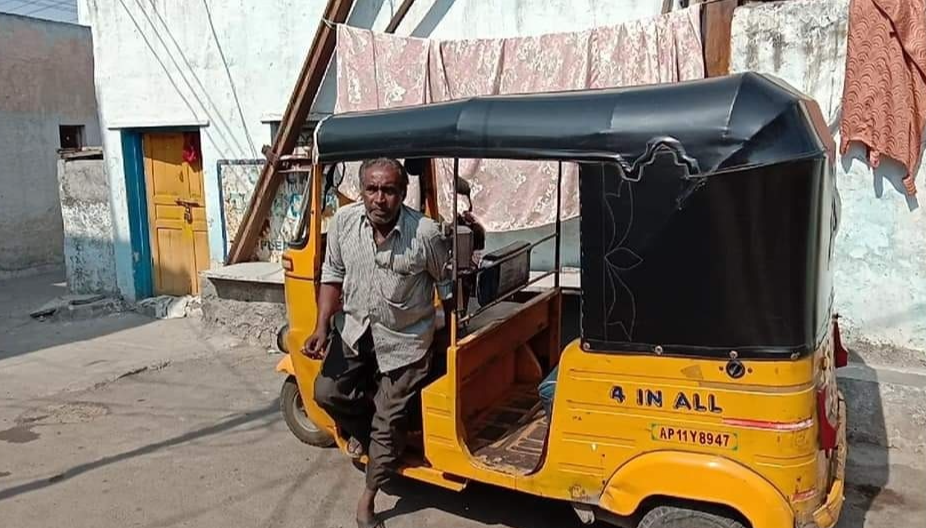 Hyderabad auto driver’s daughter  become doctor after clearing NEET 2020