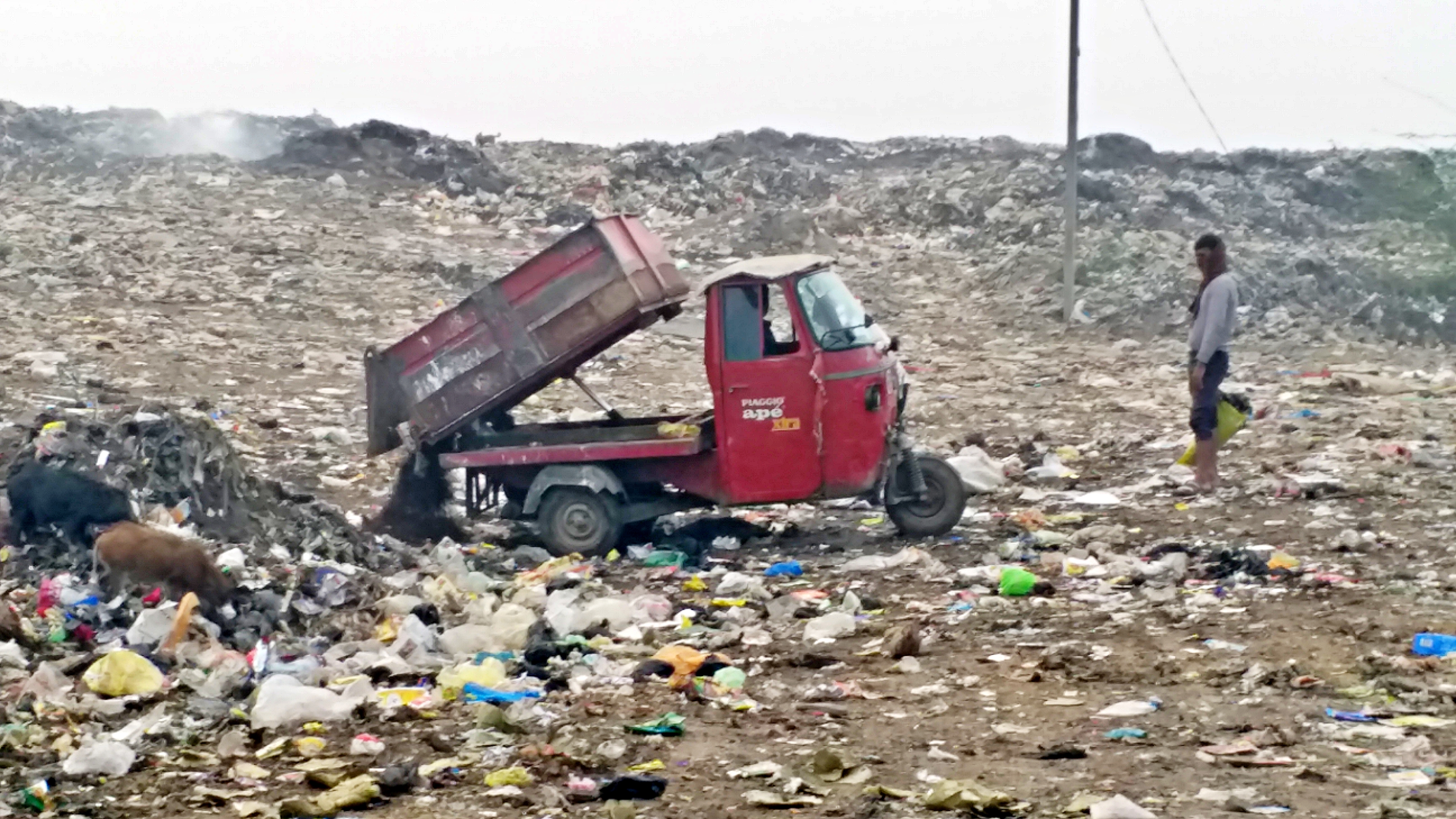 200 गाड़ियां करती है कचरा डंप