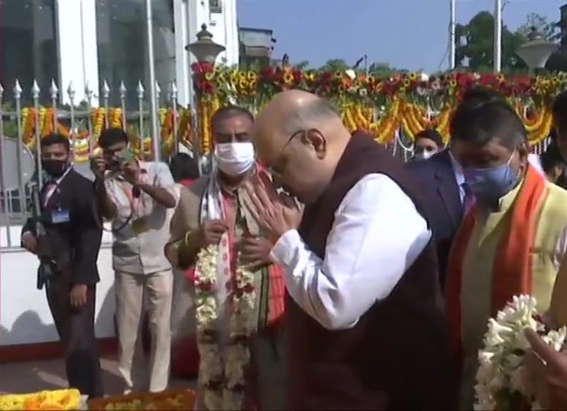 Amit Shah pays tribute to Swami Vivekanand at Ramakrishna Ashram