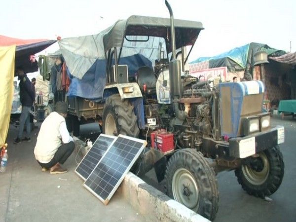 Farmers at Ghazipur border use solar panels to charge phones, tractor batteries