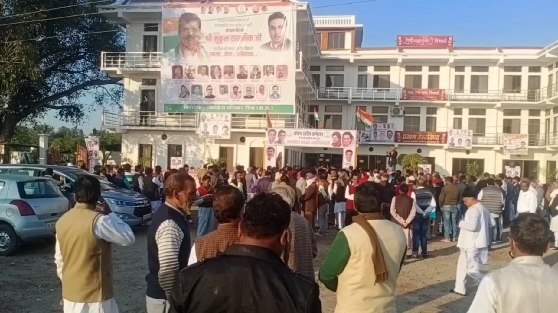 Congress workers clash in front of Mukul Wasnik in Rewa