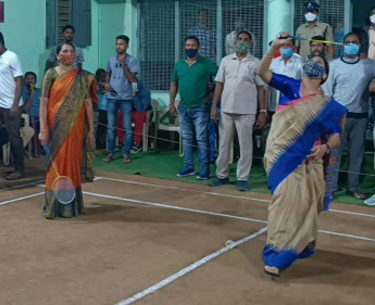 mp-kavitha-inaugurated-shuttle-sports-at-maripada-in-mahabubabad