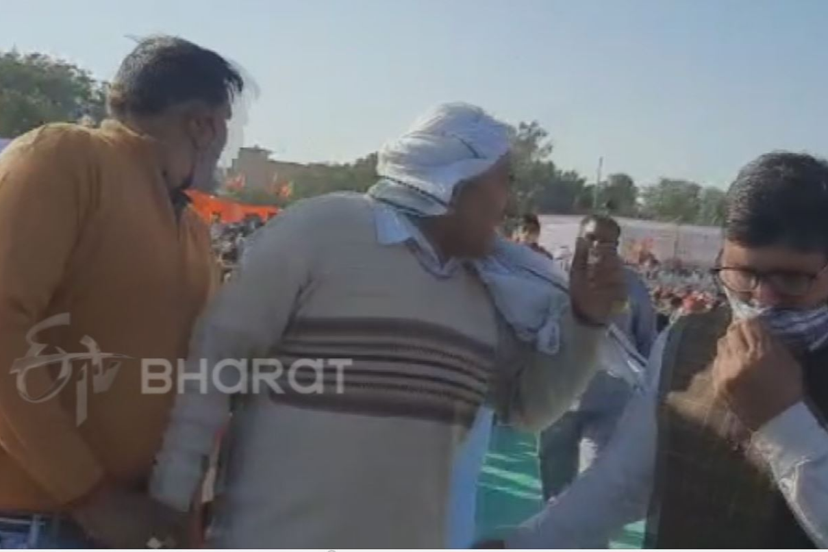 Haryana CM shown black flags by farmers