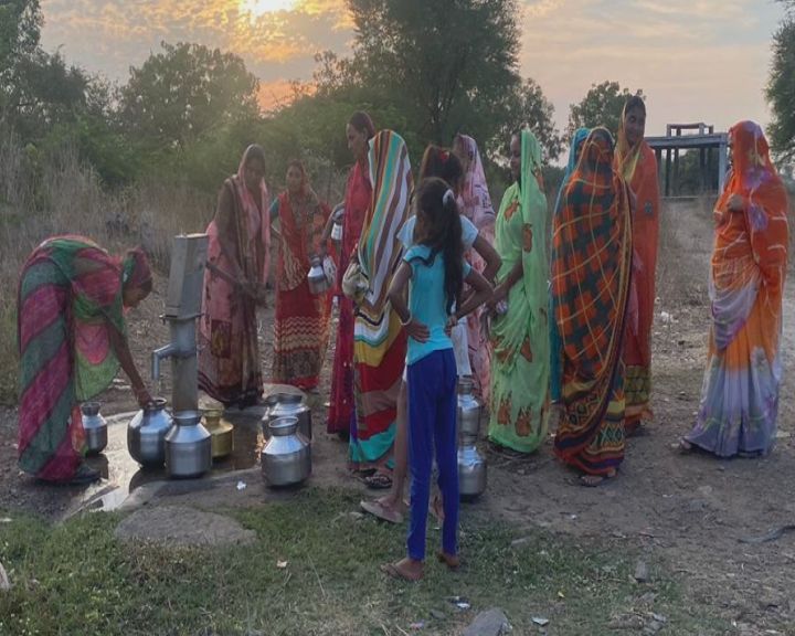 છોટા ઉદેપુરમાં નર્મદા કેનાલને અડીને આવેલા ભોરદા ગામમાં જ લોકો પાણી માટે મારે છે વલખાં