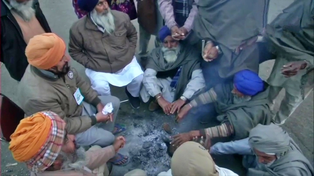 punjab farmers' protesting near singhu border in very cold temperature