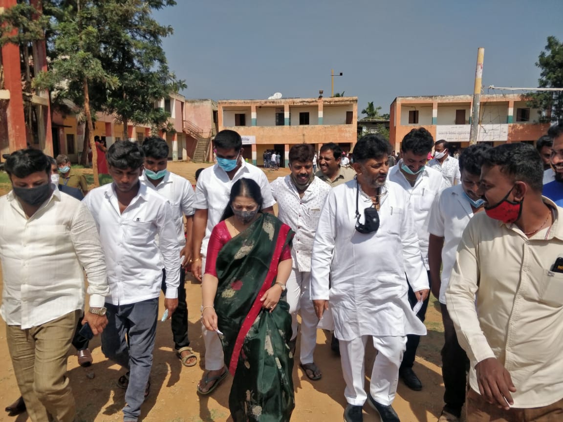 kpcc-president-dk-shivakumar-voted-with-his-wife