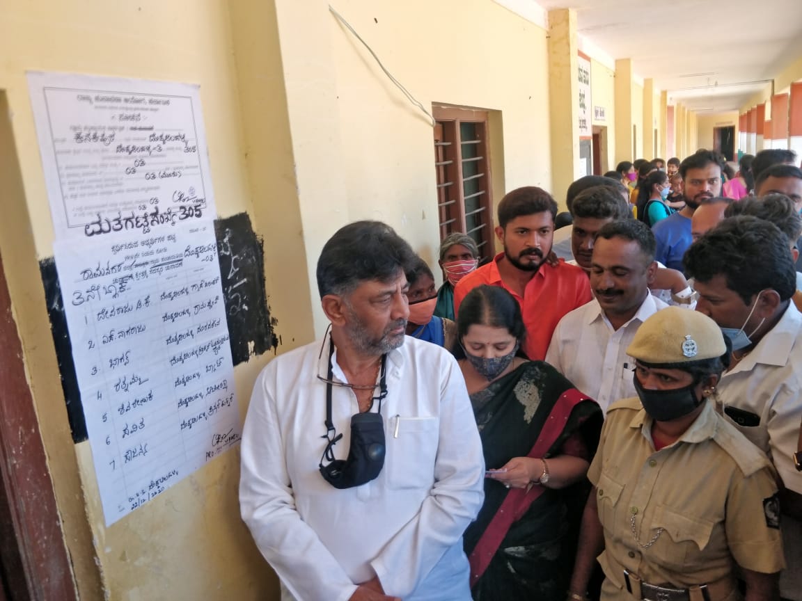 kpcc-president-dk-shivakumar-voted-with-his-wife