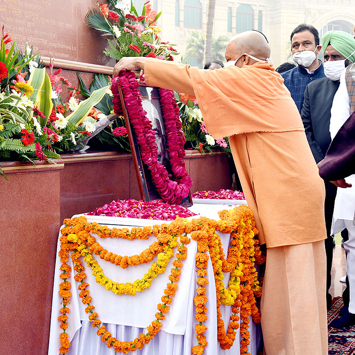 पूर्व प्रधानमंत्री चौधरी चरण सिंह की प्रतिमा पर माल्यार्पण करते सीएम योगी.