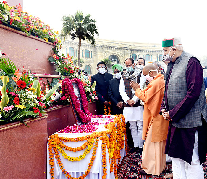 पूर्व प्रधानमंत्री चौधरी चरण सिंह की प्रतिमा पर माल्यार्पण करते सीएम योगी.