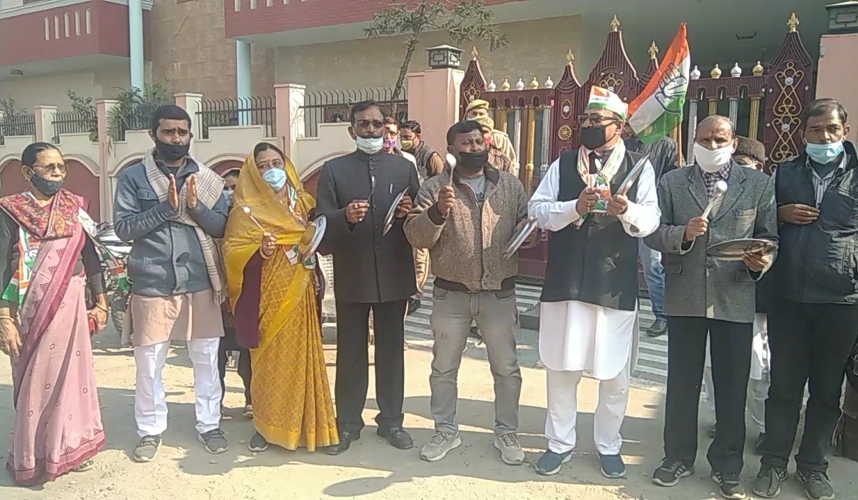 protest of congress workers in uttar pradesh