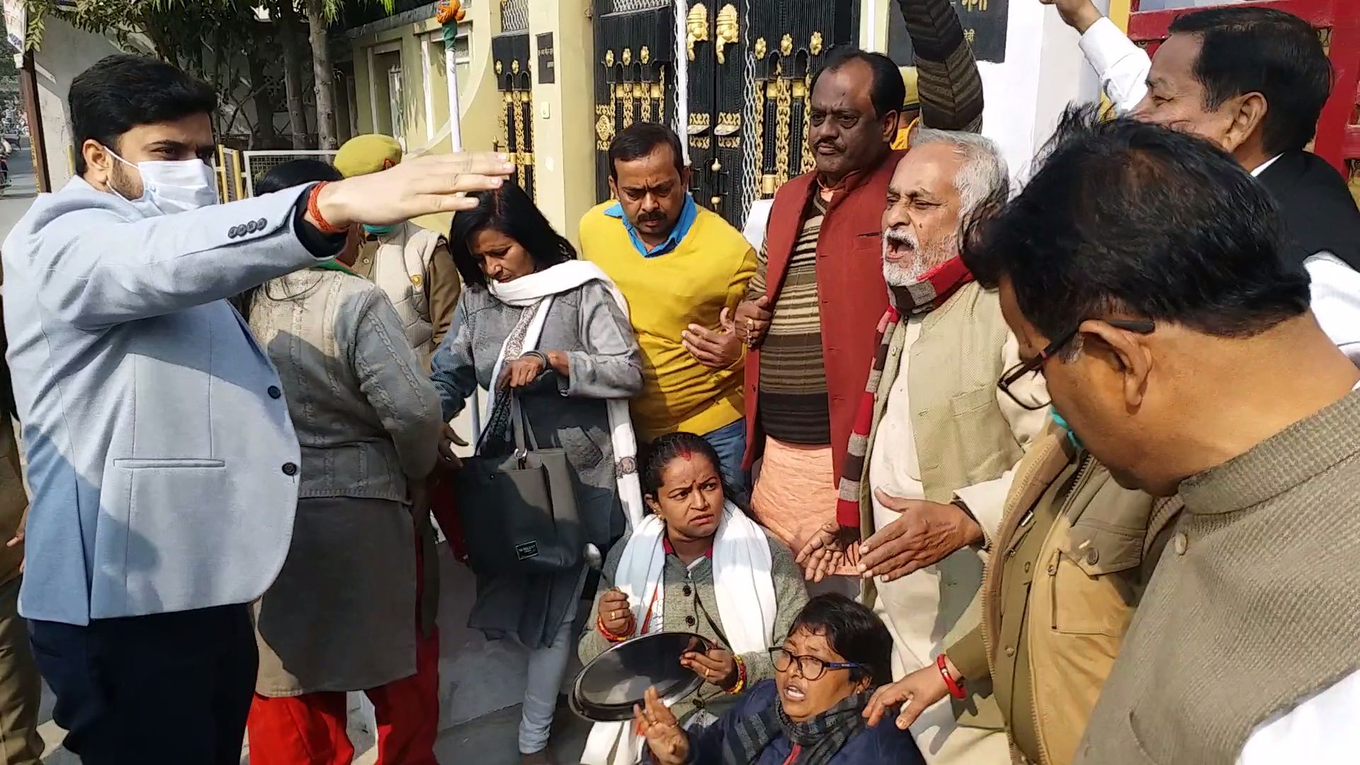 protest of congress workers in uttar pradesh