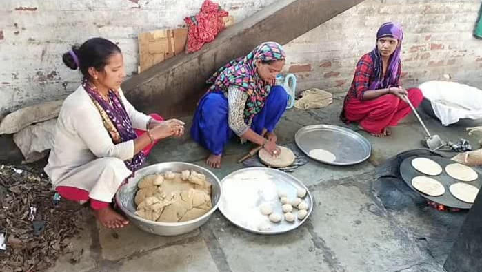 200 ગરીબોને વિના મૂલ્યે પીરસાય છે ખીચડી કઢી