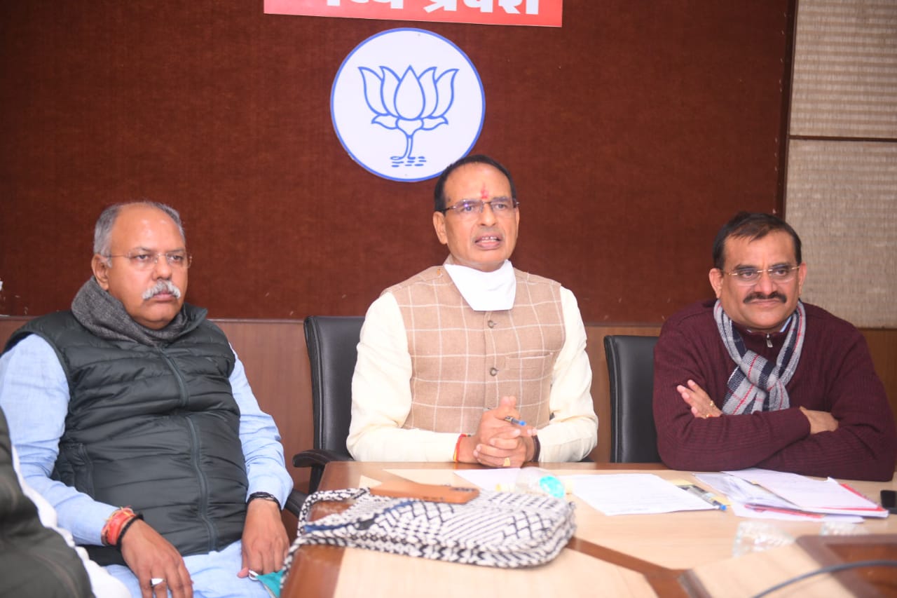 Organization General Secretary Suhas Bhagat, CM Shivraj and State President VD Sharma at the party office