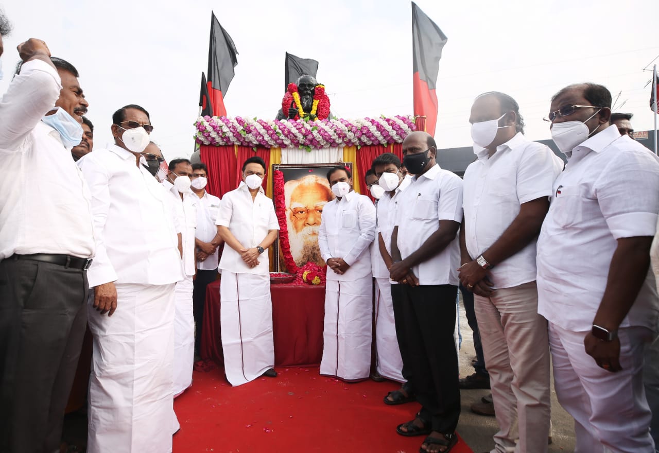 DMK leader Stalin pays homage to the statue of Periyar on his death anniversary