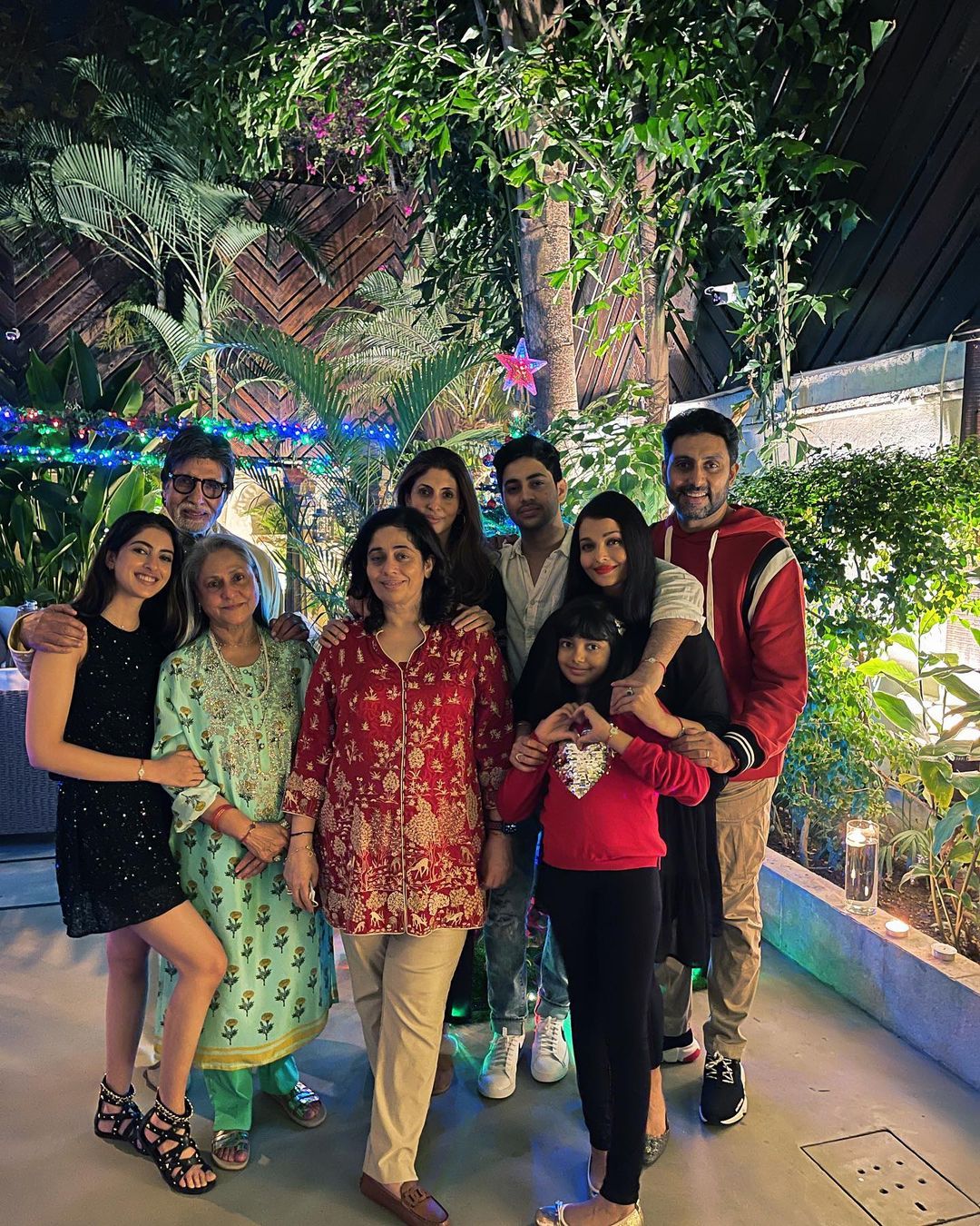 Bachchans' Christmas Celebration Pictures: Aishwarya Rai, Abhishek, Amitabh, Jaya Pose With Navya & Aaradhya