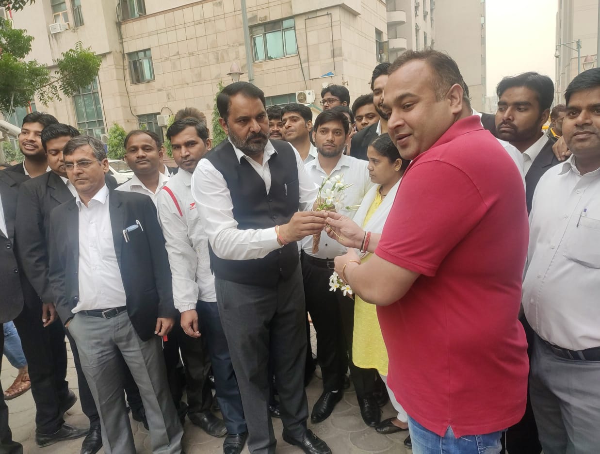 lawyers welcoming common public at saket court by giving white flowers