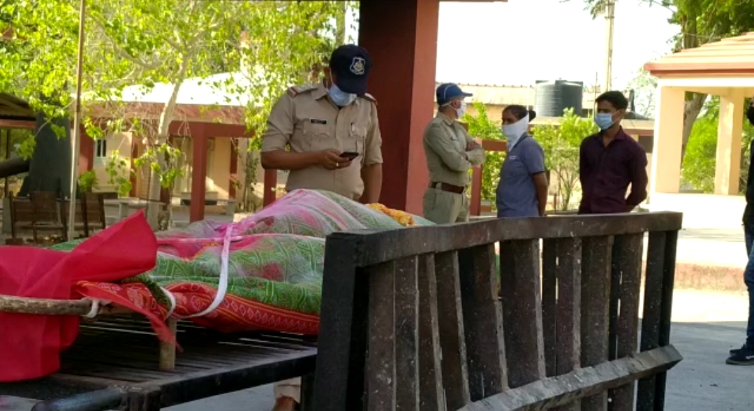 female police personnel completed the funeral of unknown dead body