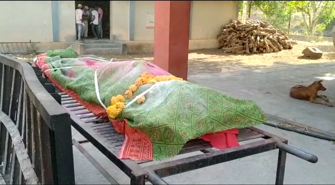 female police personnel completed the funeral of unknown dead body