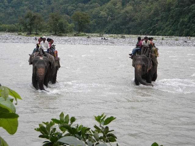 बाढ़ पीड़ितों की थी मदद