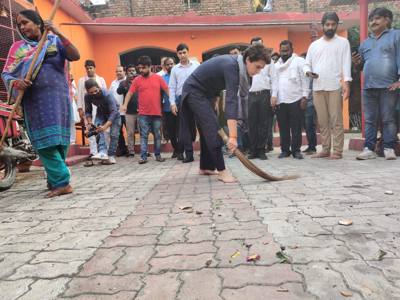 Priyanka Gandhi Sweeps Valmiki Basti in lucknow