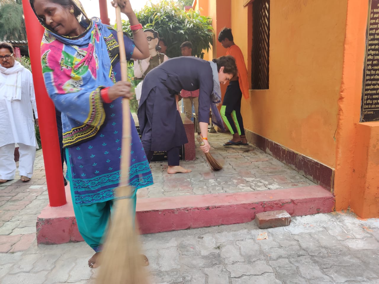 Priyanka Gandhi Sweeps Valmiki Basti in lucknow