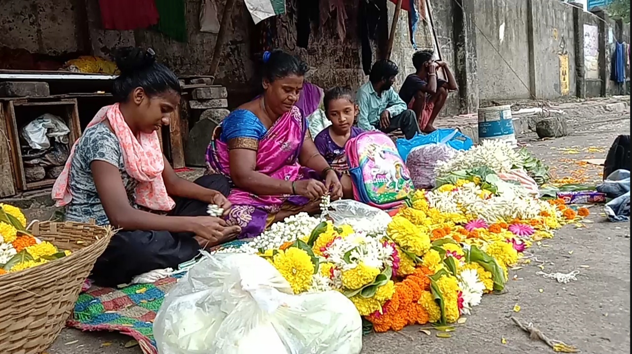 Even as torrential rains pounded parts of Maharashtra including Mumbai, several stories of the resilience and kindness of Mumbaikars have been emerging on social media.  One such story is of an unknown woman from West Mumbai who is winning hearts on Twitter for her immense compassion in the face of adversity.   In the video, shared on Twitter by The Better India, a woman can be seen standing in the middle of a waterlogged road in order to warn commuters of the manhole that was hidden in the water. According to the post shared along with the video, the woman had stood there for five hours in the rain, just to ensure no harm befell anybody crossing the road.  The video was shot at Tulsi Pipe road and in it, the woman can be seen asking commuters to move away from the manhole.