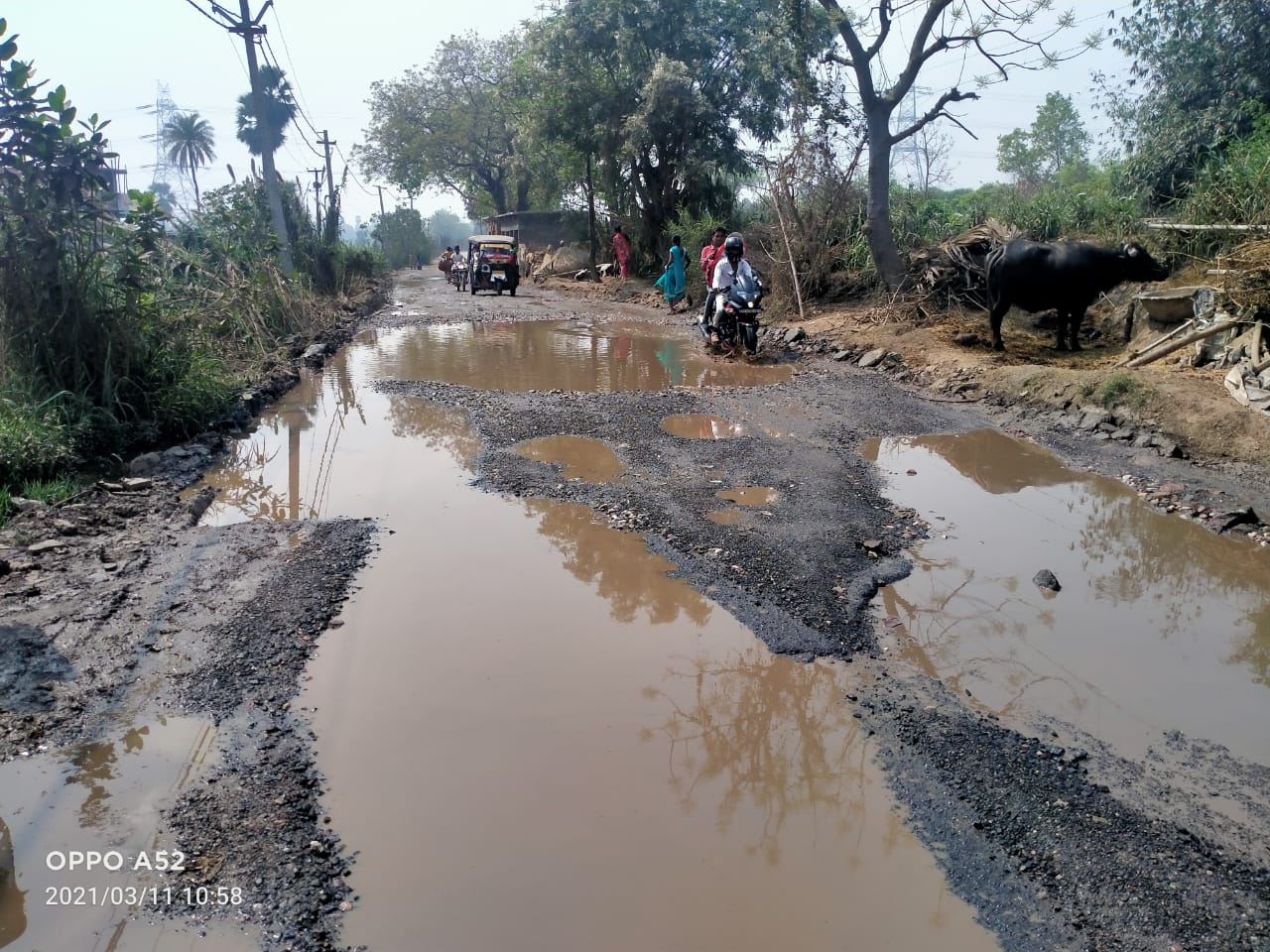 सड़क की स्थिति जर्जर.