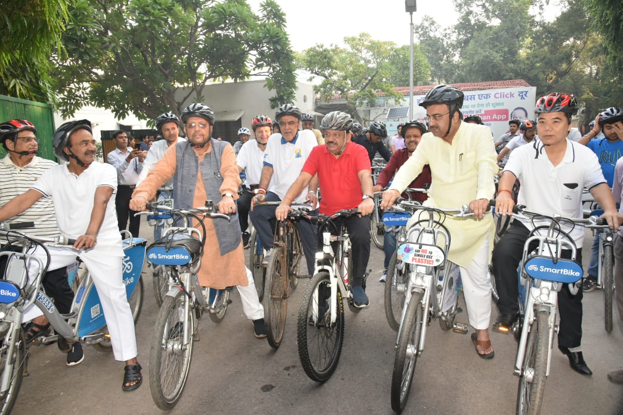 health minister dr harshvardhan and ashwani chaube done cycling in delhi lodhi garden