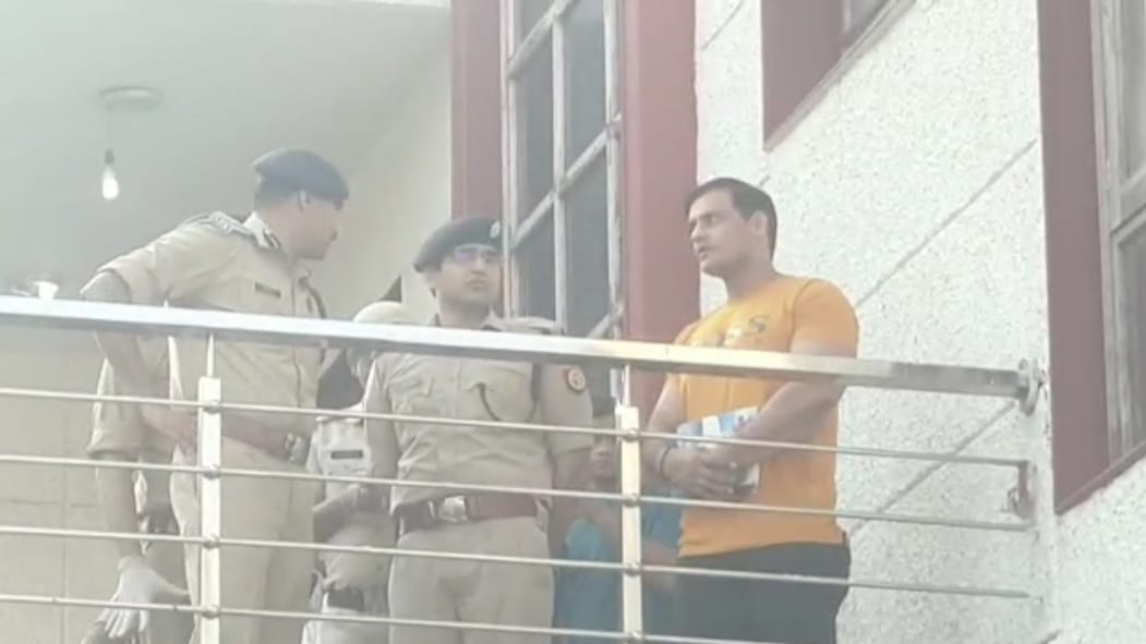 Ghaziabad: Builder shot at the suspect on the terrace of the neighborhood, died