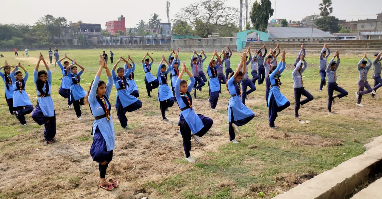 साइकिल रैली से पहले व्यायाम करते स्काउट्स