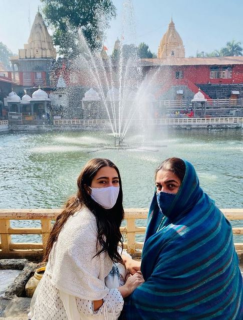 Sara Ali Khan Vist Mahakaleshwar Jyotirlinga Temple,ತಾಯಿಯೊಂದಿಗೆ ಸಾಧಾರಣ ಭಕ್ತರಂತೆ ಪುಣ್ಯ ಕ್ಷೇತ್ರಗಳಿಗೆ ಭೇಟಿ ನೀಡಿದ ಬಾಲಿವುಡ್​ ನಟಿ ಸಾರಾ ಅಲಿ ಖಾನ್