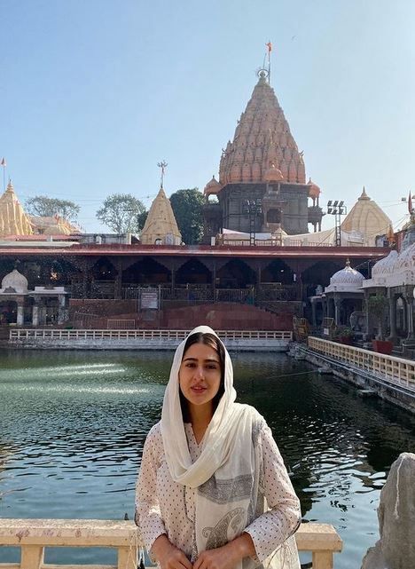 Sara Ali Khan Vist Mahakaleshwar Jyotirlinga Temple,ತಾಯಿಯೊಂದಿಗೆ ಸಾಧಾರಣ ಭಕ್ತರಂತೆ ಪುಣ್ಯ ಕ್ಷೇತ್ರಗಳಿಗೆ ಭೇಟಿ ನೀಡಿದ ಬಾಲಿವುಡ್​ ನಟಿ ಸಾರಾ ಅಲಿ ಖಾನ್