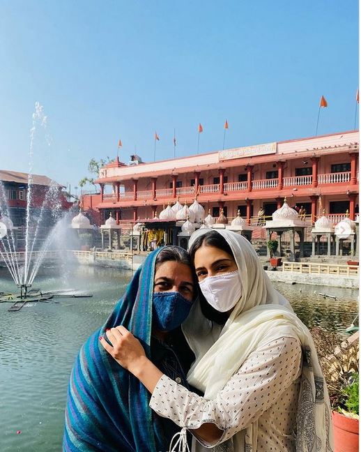 Sara Ali Khan Vist Mahakaleshwar Jyotirlinga Temple,ತಾಯಿಯೊಂದಿಗೆ ಸಾಧಾರಣ ಭಕ್ತರಂತೆ ಪುಣ್ಯ ಕ್ಷೇತ್ರಗಳಿಗೆ ಭೇಟಿ ನೀಡಿದ ಬಾಲಿವುಡ್​ ನಟಿ ಸಾರಾ ಅಲಿ ಖಾನ್