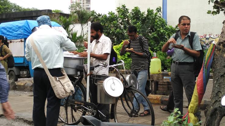 सकाळी-सकाळी कामासाठी लवकर बाहेर पडलेले विद्यार्थी आणि नोकरदार इडली-वडे वाल्यांकडे नाश्ता करताना