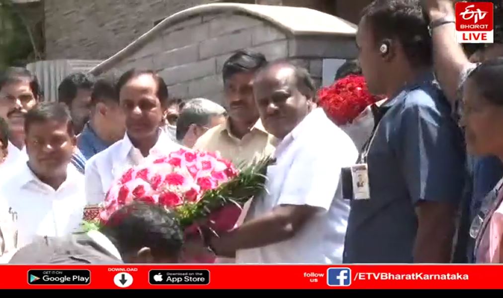 Telangana CM K Chandrasekhar Rao Visits Ex PM HD Deve Gowda's House