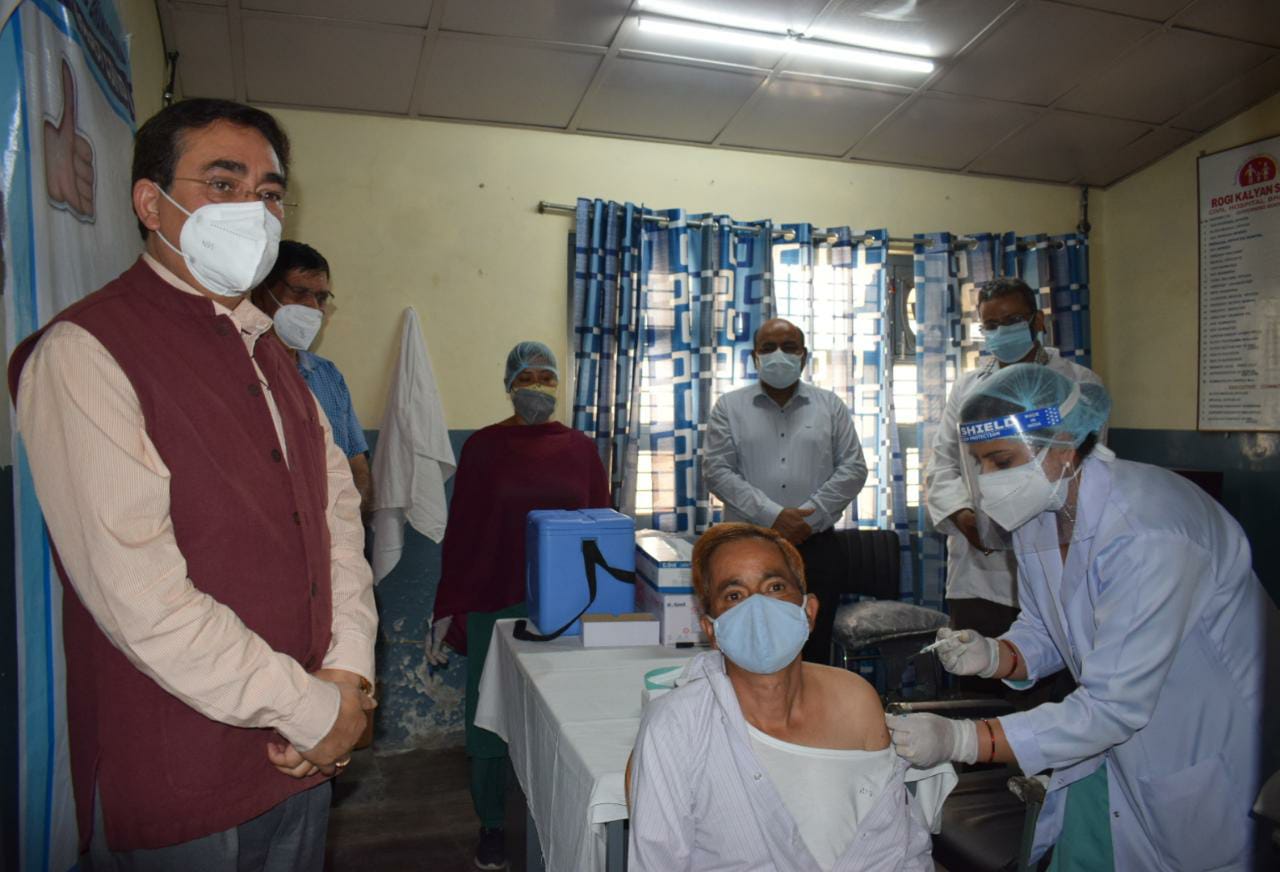 vipin-singh-parmar-inspects-the-civil-hospital-bhawarna